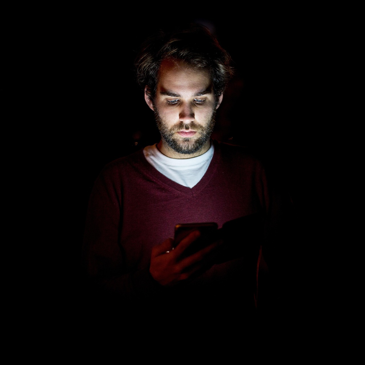 How Everyday Phone Use Contributes to Environmental Harm