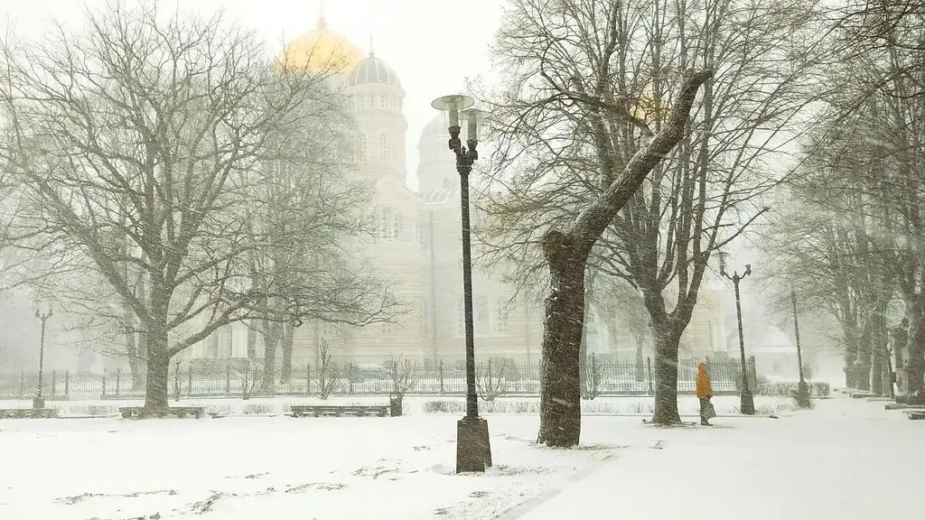 The Weather "Avoid" List: 5 Situations Meteorologists Say to Stay Inside